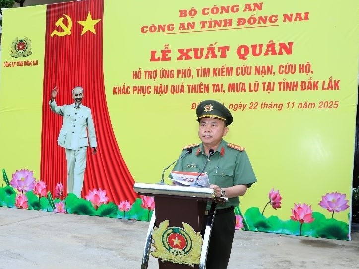 Đại tá Nguyễn Phương Đằng, Ủy viên Thường vụ Đảng ủy, Phó Giám đốc Công an tỉnh phát biểu chỉ đạo và phát lệnh xuất quân