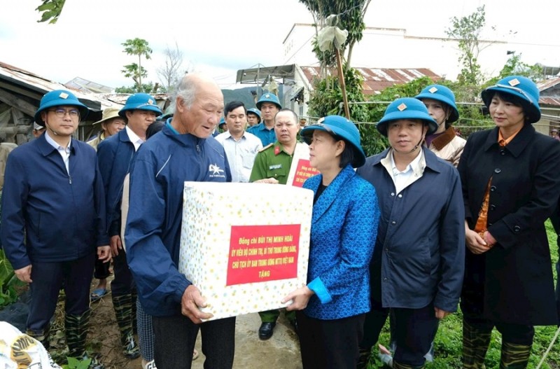 Chủ tịch Ủy ban Trung ương MTTQ Việt Nam Bùi Thị Minh Hoài và lãnh đạo tỉnh Lâm Đồng thăm hỏi bà con vùng lũ xã Ka Đô (Ảnh: CA)