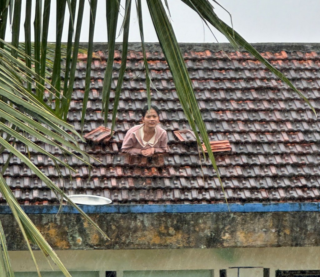 Người dân phải trổ ngói nóc nhà để chờ người ứng cứu