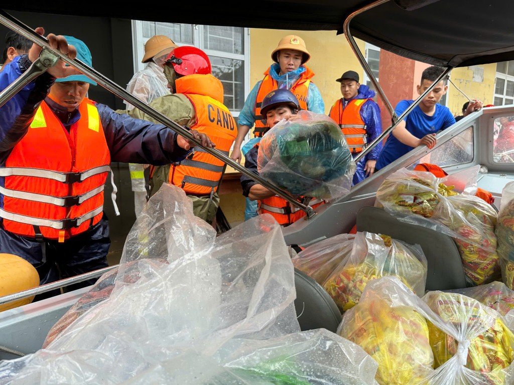 Nhu yếu phẩm được tập kết để phát cho người dân