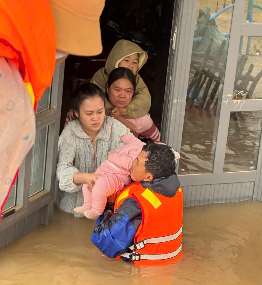 Tình cảnh nhà bị ngập nước đang rất nghiêm trọng tại Đắk Lắk