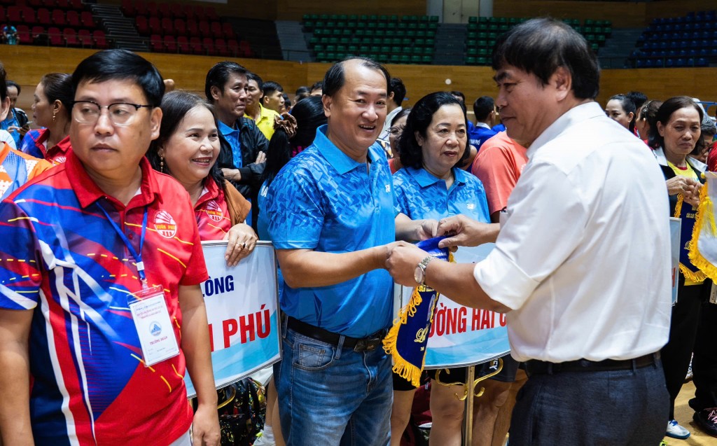 Phó giám đốc Sở Văn hóa, Thể thao và Du lịch TP Đà Nẵng Nguyễn Trọng Thao trao cờ lưu niệm cho các câu lạc bộ (Ảnh Đ.Minh)