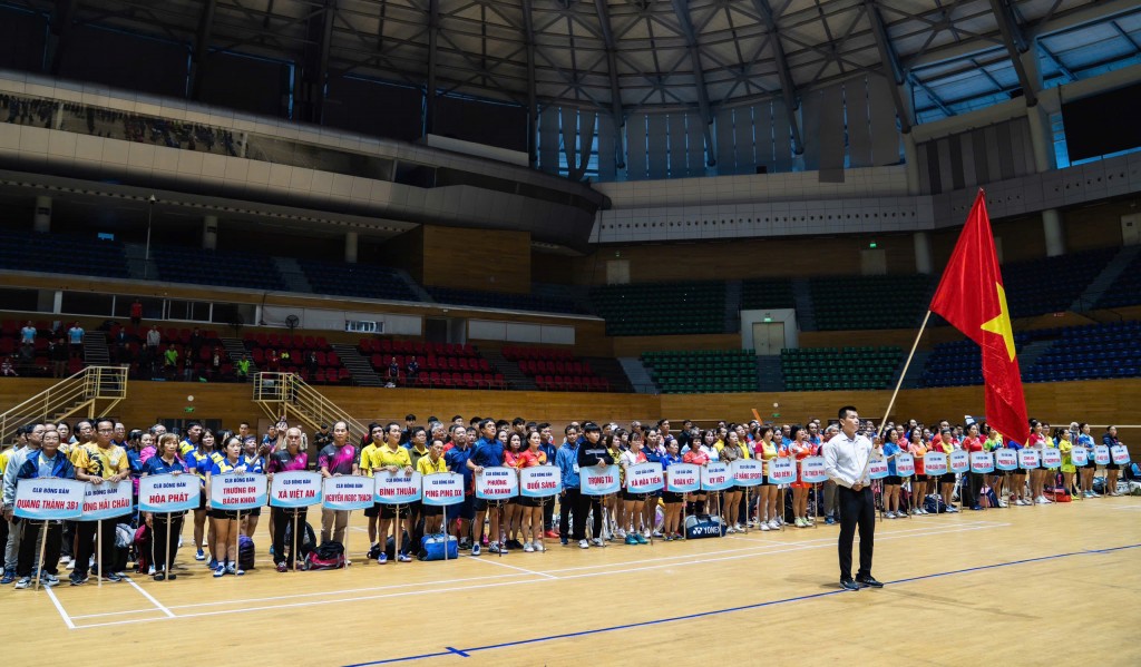 Các vận động viên thực hiện nghi thức chào cờ (Ảnh Đ.Minh)