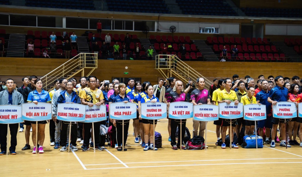 Giải có hơn 300 vận động viên đăng ký tham dự, đến từ các câu lạc bộ cầu lông và bóng bàn trên địa bàn thành phố (Ảnh Đ.Minh)