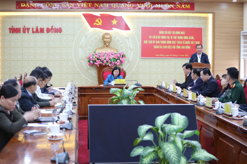 Chủ tịch Ủy ban Trung ương MTTQ Việt Nam Bùi Thị Minh Hoài làm việc với tỉnh Lâm Đồng nhằm nắm bắt tình hình thiệt hại cũng như công tác khắc phục hậu quả mưa lũ (Ảnh CTV)