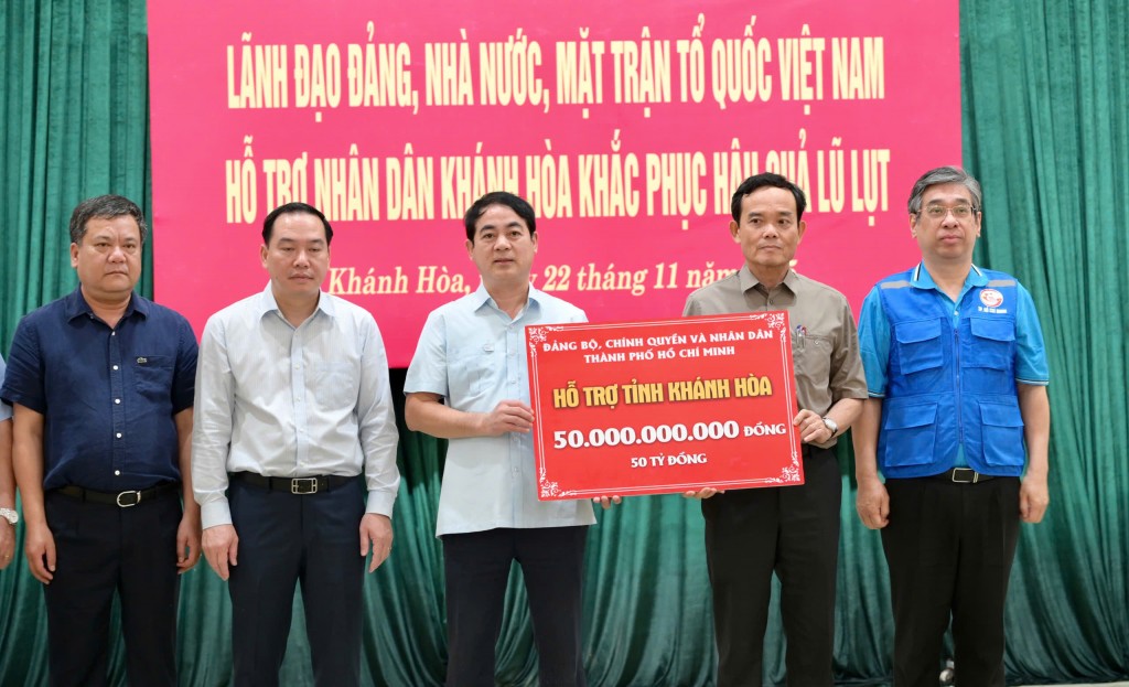 Đồng chí Trần Lưu Quang, Bí thư Trung ương Đảng, Bí thư Thành ủy thành phố Hồ Chí Minh trao quà hỗ trợ của thành phố tới nhân dân tỉnh Khánh Hòa