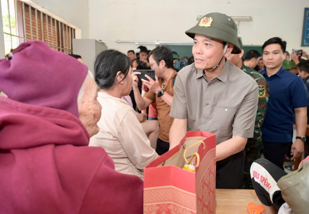 Bí thư Thành ủy TP.HCM Trần Lưu Quang thăm hỏi, trao quà tận tay cho bà con vùng lũ Khánh Hòa