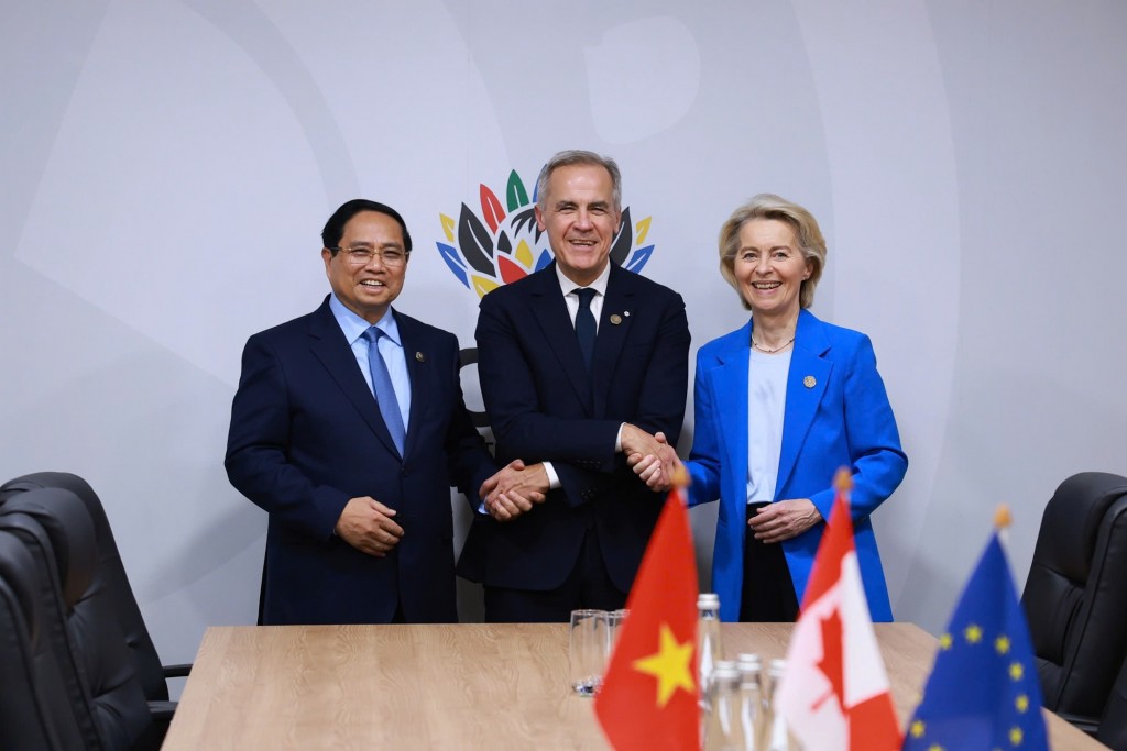 Thủ tướng Phạm Minh Chính làm việc với Thủ tướng Canada Mark Carney và Chủ tịch EU Ursula von der Leyen để thảo luận về định hướng tăng cường hợp tác thương mại, đầu tư giữa các nước thành viên CPTPP và EU - Ảnh: VGP/Nhật Bắc Thủ tướng Phạm Minh Chính làm việc với Thủ tướng Canada Mark Carney và Chủ tịch EU Ursula von der Leyen để thảo luận về định hướng tăng cường hợp tác thương mại, đầu tư giữa các nước thành viên CPTPP và EU - Ảnh: VGP/Nhật Bắc