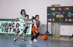 Chính thức thi đấu Vòng Chung kết Giải Bóng rổ học sinh Tiểu học Hà Nội lần thứ XIX