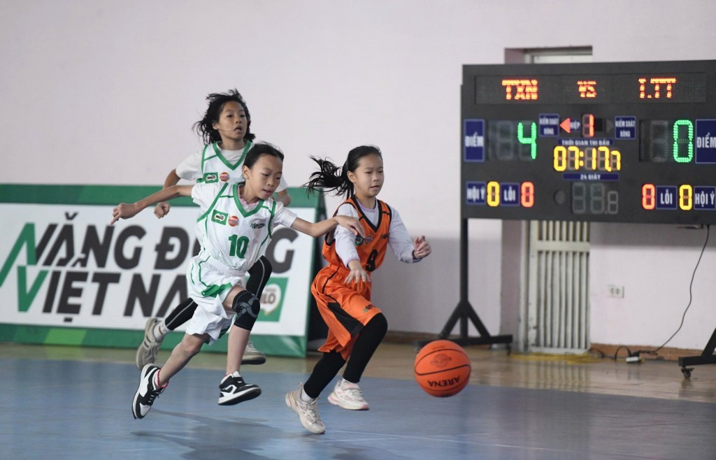 Chính thức thi đấu Vòng Chung kết Giải Bóng rổ học sinh Tiểu học Hà Nội lần thứ XIX