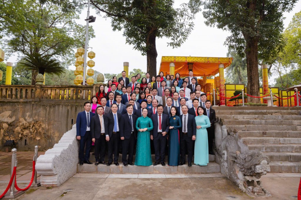 Nông dân Thủ đô viếng Lăng Chủ tịch Hồ Chí Minh và dâng hương tại Hoàng Thành Thăng Long