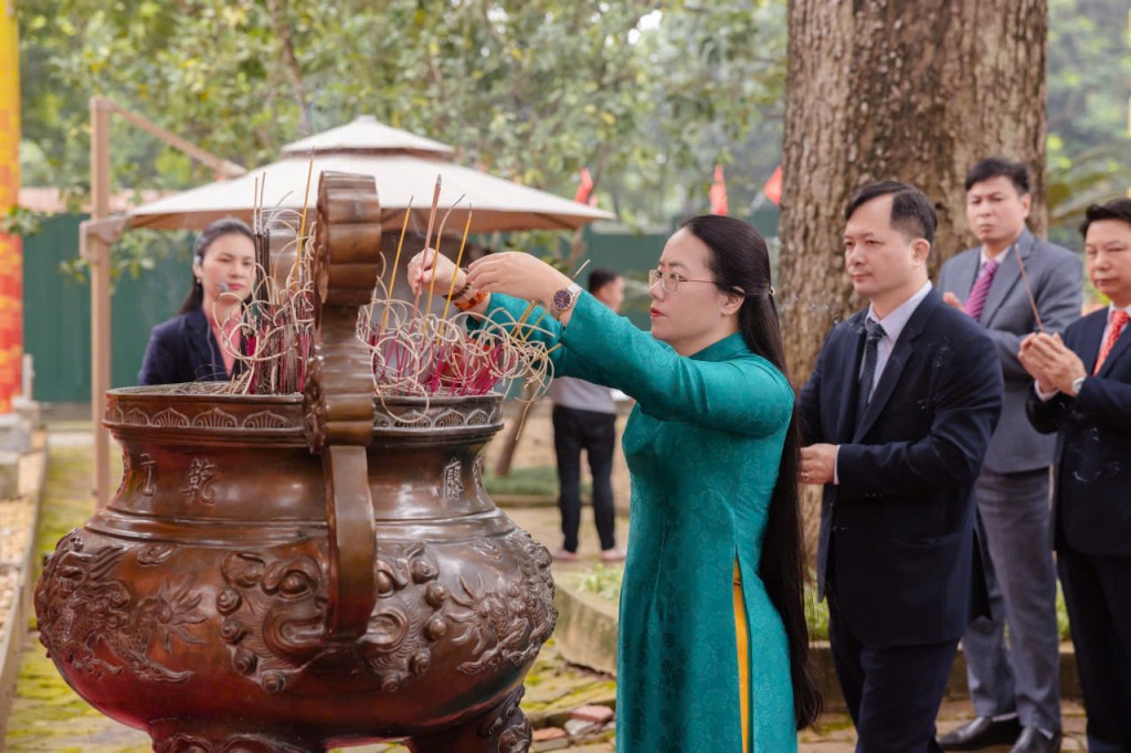 Nông dân Thủ đô viếng Lăng Chủ tịch Hồ Chí Minh và dâng hương tại Hoàng Thành Thăng Long