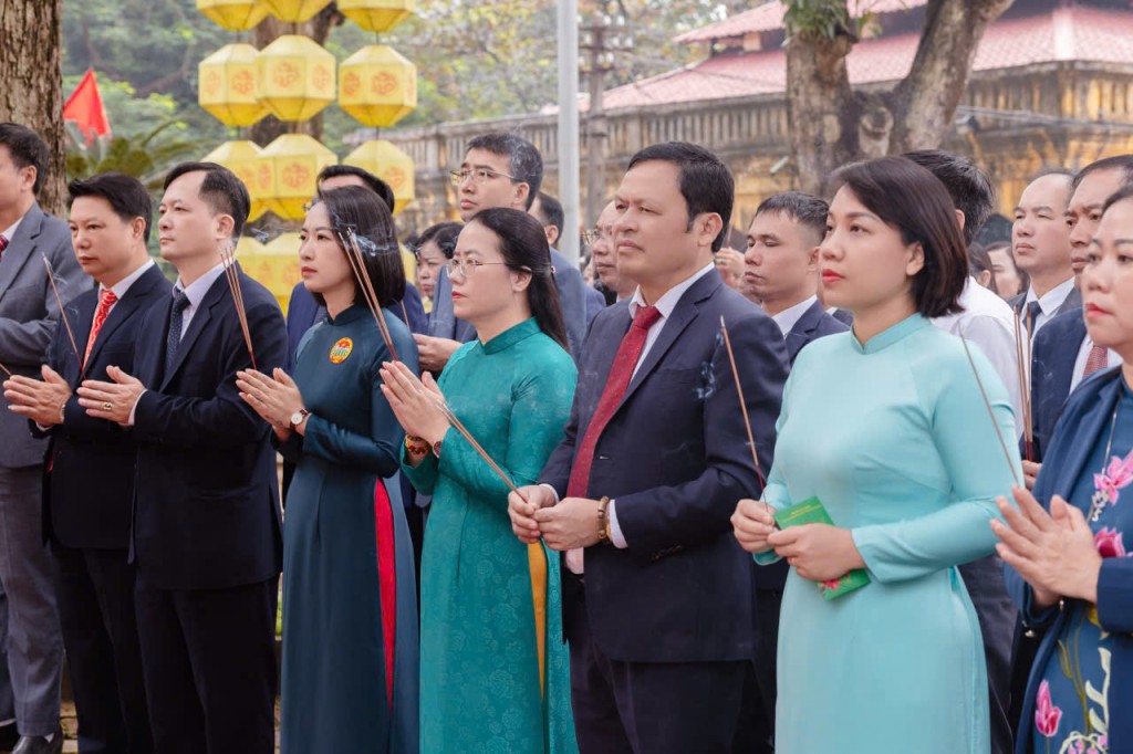 Nông dân Thủ đô viếng Lăng Chủ tịch Hồ Chí Minh và dâng hương tại Hoàng Thành Thăng Long