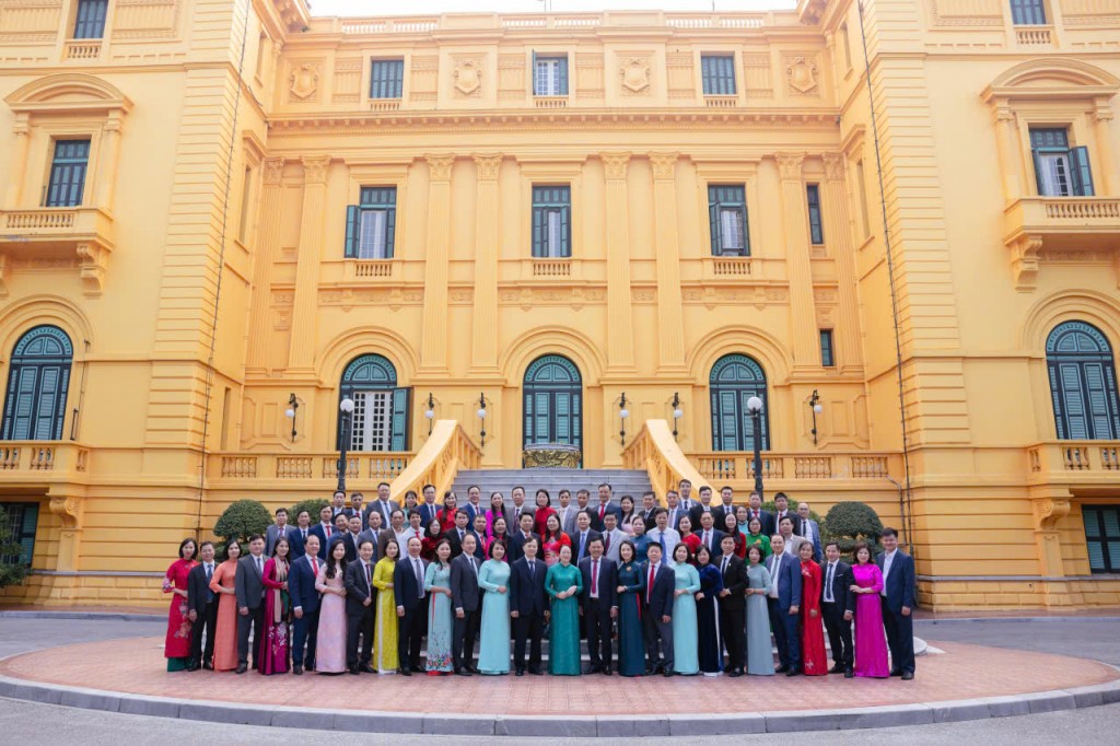 Nông dân Thủ đô viếng Lăng Chủ tịch Hồ Chí Minh và dâng hương tại Hoàng Thành Thăng Long