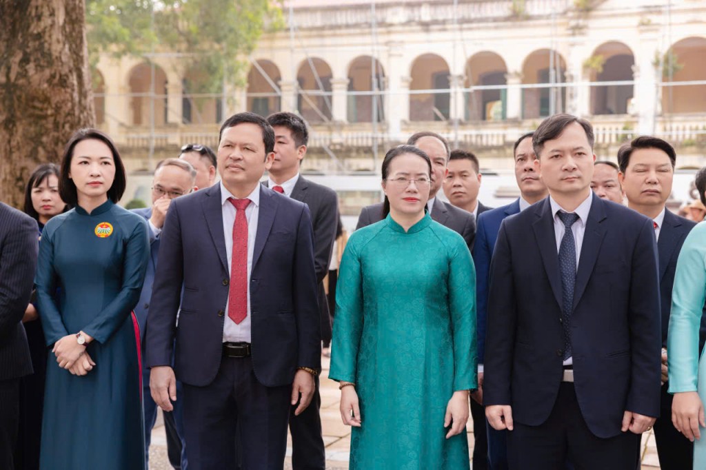 Nông dân Thủ đô viếng Lăng Chủ tịch Hồ Chí Minh và dâng hương tại Hoàng Thành Thăng Long