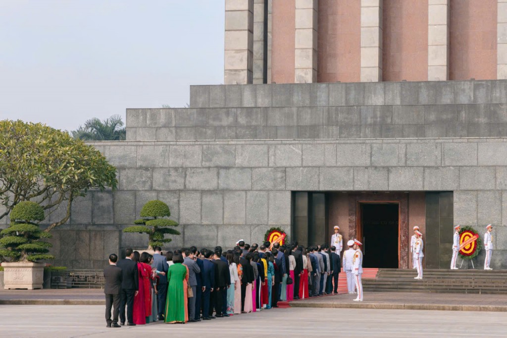 Nông dân Thủ đô viếng Lăng Chủ tịch Hồ Chí Minh và dâng hương tại Hoàng Thành Thăng Long