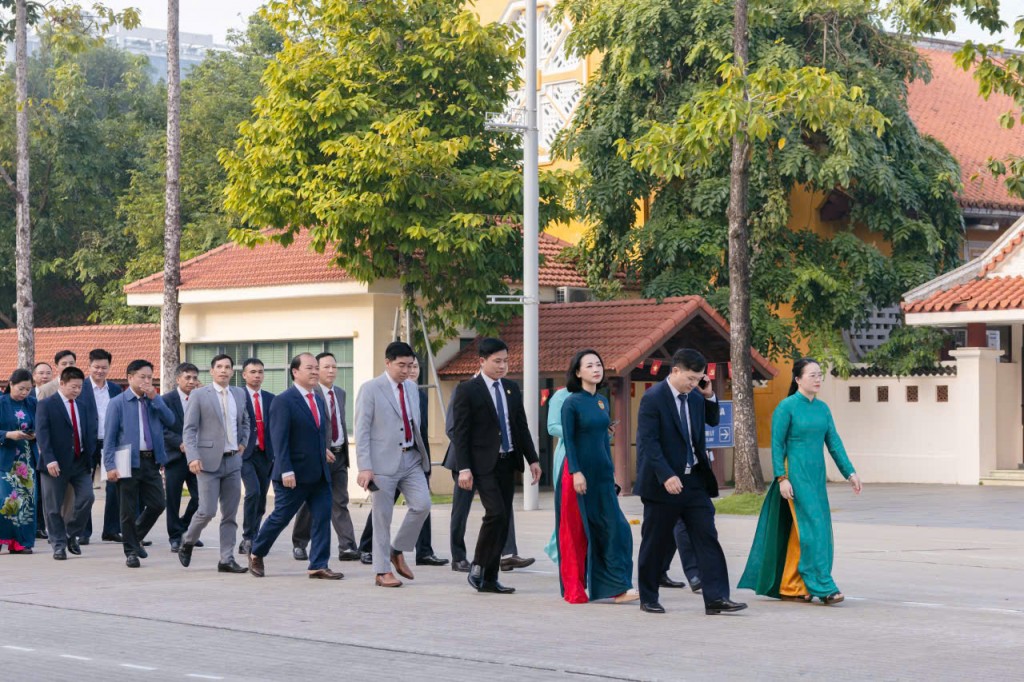 Nông dân Thủ đô viếng Lăng Chủ tịch Hồ Chí Minh và dâng hương tại Hoàng Thành Thăng Long