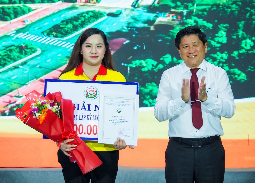 Phó Chủ tịch UBND tỉnh Lê Văn Sử trao giải Nhì Cuộc thi xác lập kỷ lục về Cua Cà Mau cho Phạm Thùy Quyên, Phường Lý Văn Lâm (cua cân nặng 1.572gram).