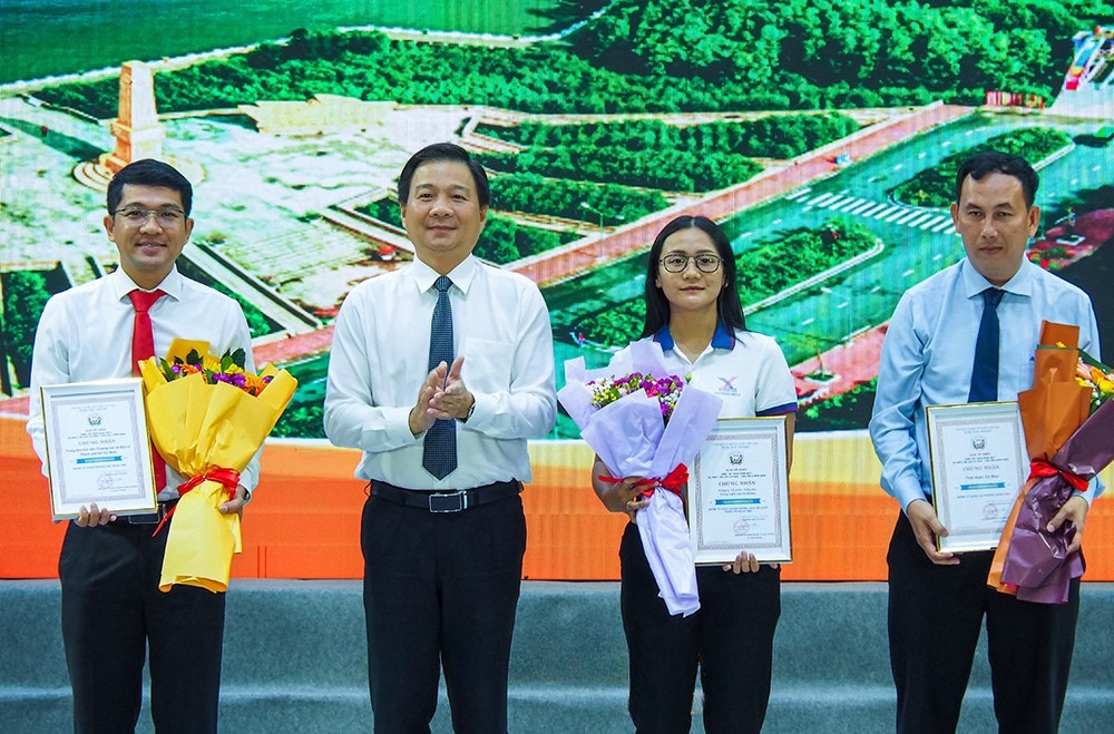 Đồng chí Nguyễn Bình Tân, Uỷ viên Ban Thường vụ Tỉnh uỷ, Trưởng Ban Nội chính Tỉnh uỷ, trao giải Nhất cho các đơn vị “Gian hàng đẹp”.