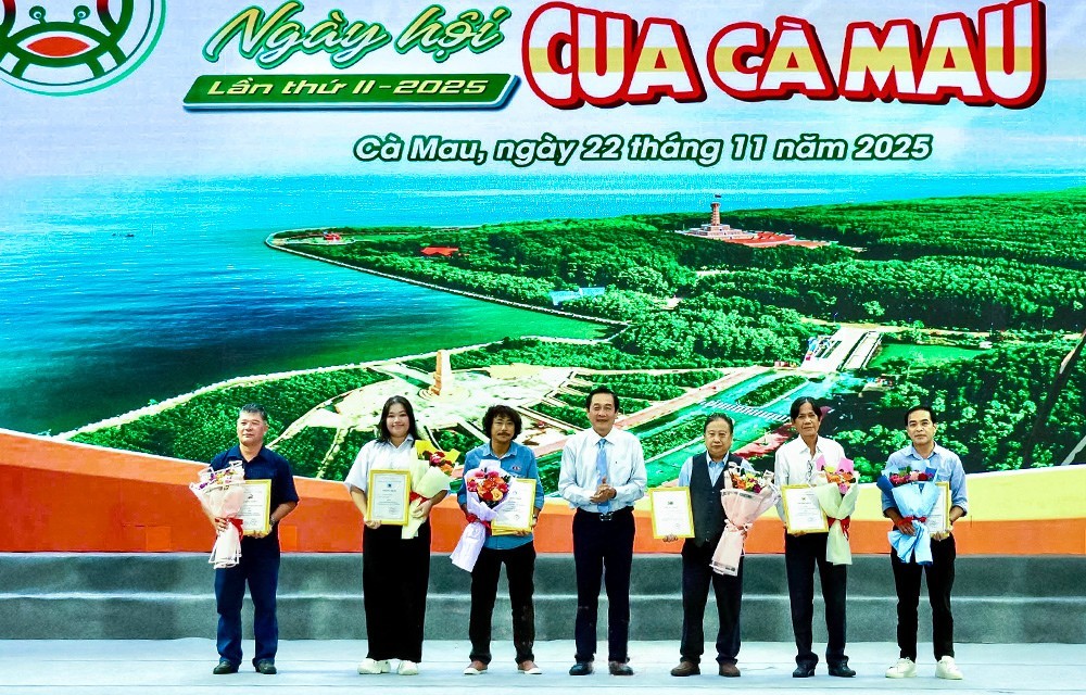 Hồ Việt Triều, Ủy viên BTV Tỉnh ủy, Giám đốc Công an tỉnh Cà Mau trao thưởng cho các tác giả sáng tác Logo, Biểu tượng vui về con Cua và Slogan về chủ đề “Cua Cà Mau: Hương rừng - Vị biển”.