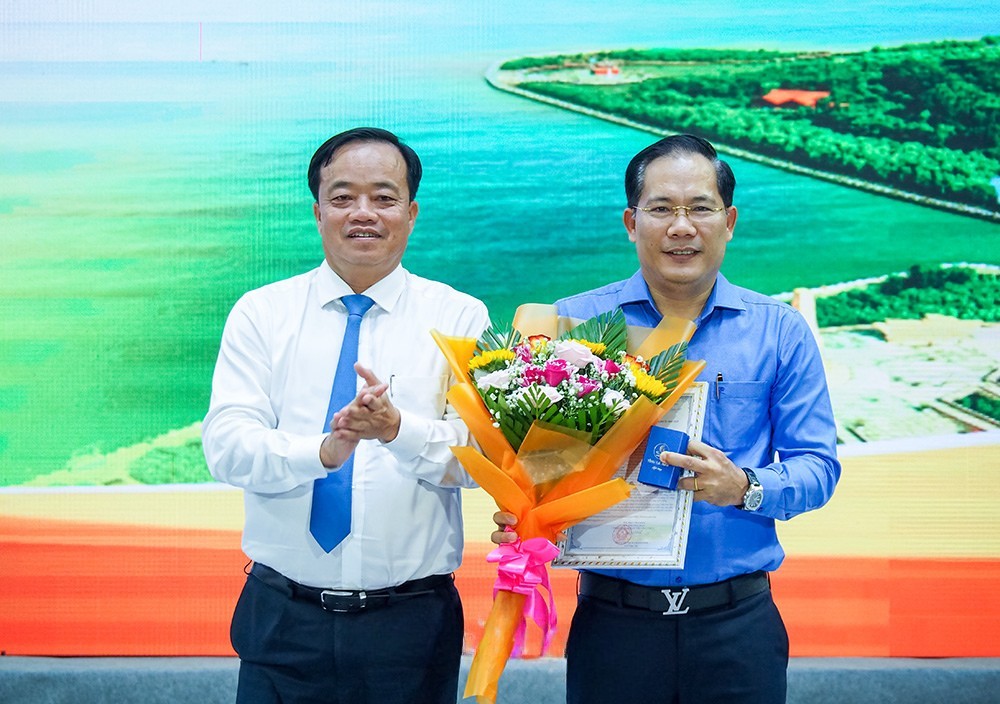 Đồng chí Huỳnh Quốc Việt trao thư và quà cảm ơn, tri ân nhà tài trợ.