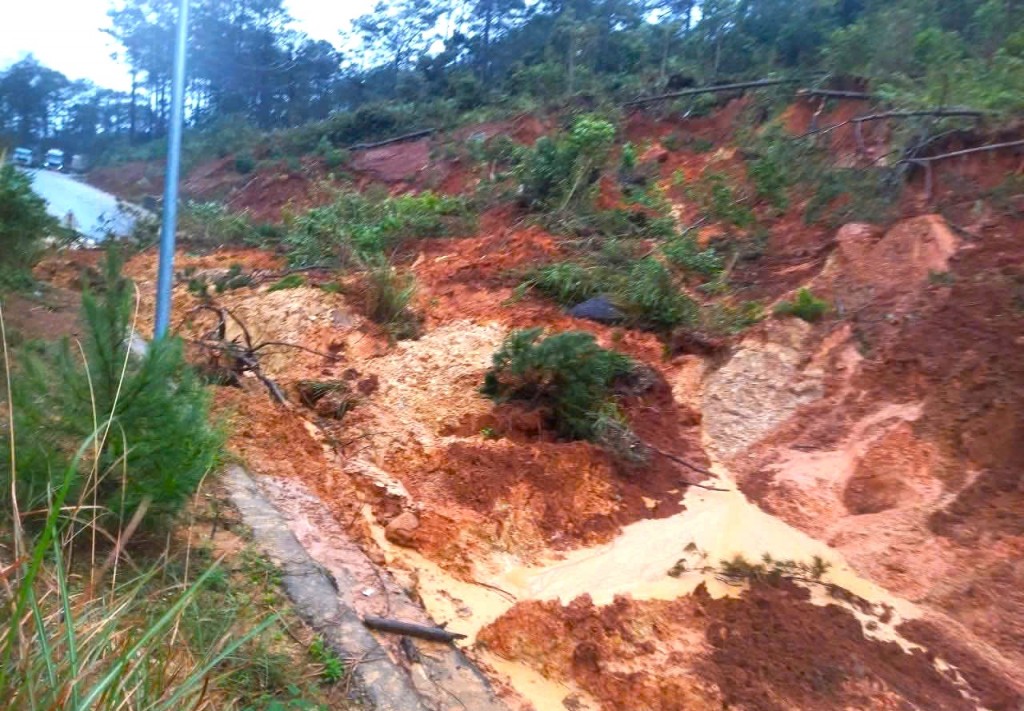 Quảng Ngãi: Sạt lở trên Quốc lộ 24, giao thông bị chia cắt