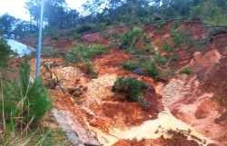 Quảng Ngãi: Sạt lở trên Quốc lộ 24, giao thông bị chia cắt
