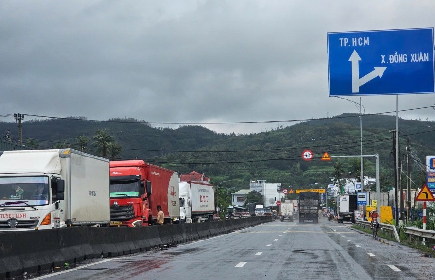 Lũ rút, Quốc lộ 1 qua Đắk Lắk vẫn còn hàng loạt điểm nghẽn