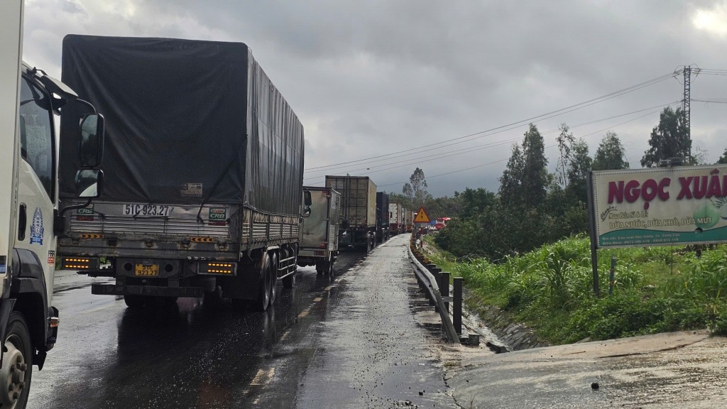 Lũ rút, Quốc lộ 1A qua Đắk Lắk vẫn còn hàng loạt điểm nghẽn