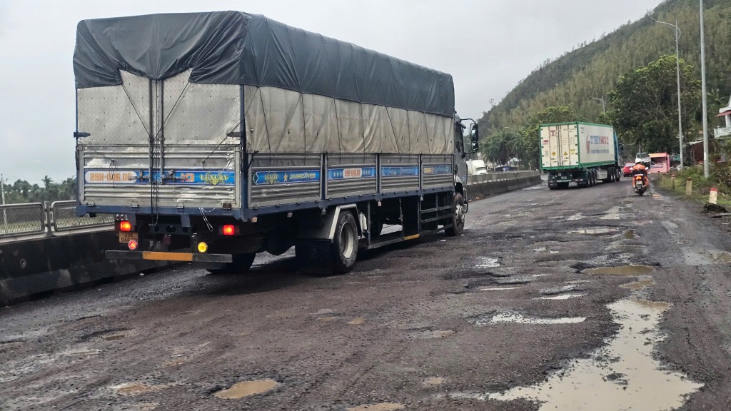 Sớm khắc phục mặt đường Quốc lộ 1 như ruộng cày qua miền Trung Sớm khắc phục mặt đường Quốc lộ 1 như ruộng cày qua miền Trung