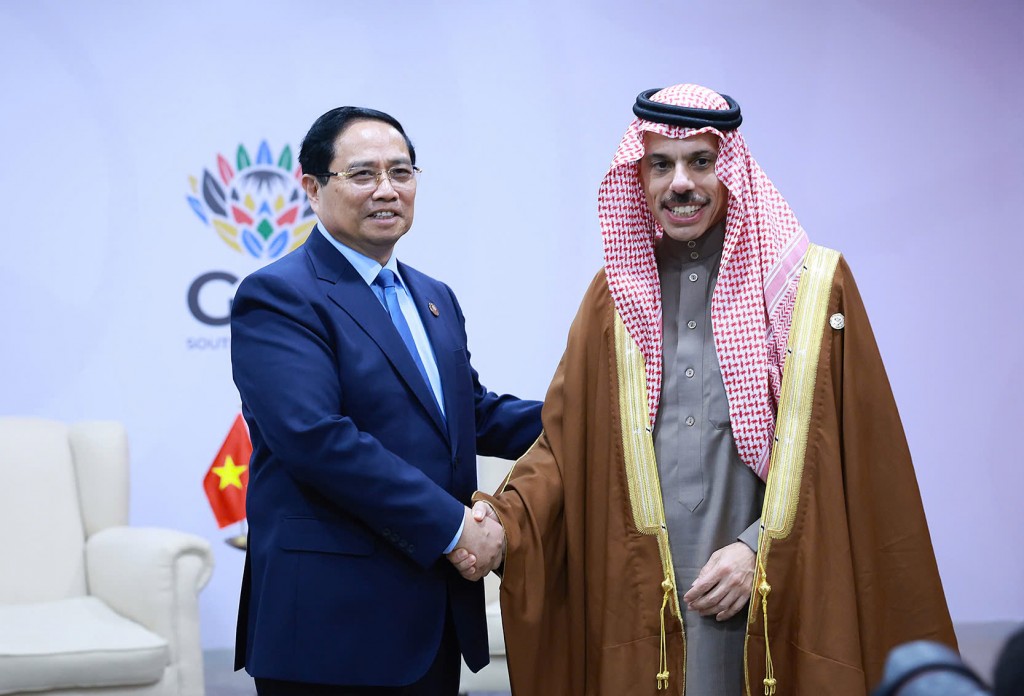 Thủ tướng Phạm Minh Chính và Bộ trưởng Ngoại giao Saudi Arabia, Hoàng thân Faisal Bin Farhan Al Saud - Ảnh: VGP/Nhật Bắc