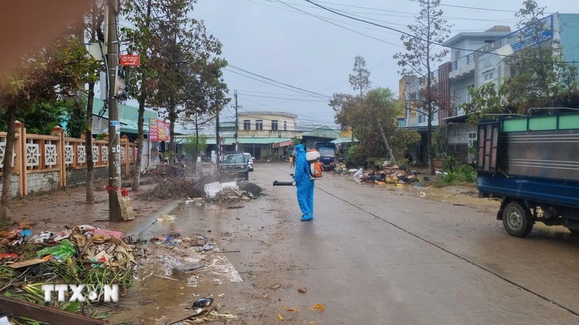 Lực lượng y tế Gia Lai khẩn trương xử lý môi trường ngay khi nước lũ rút. (Ảnh: Quang Thái/TTXVN)