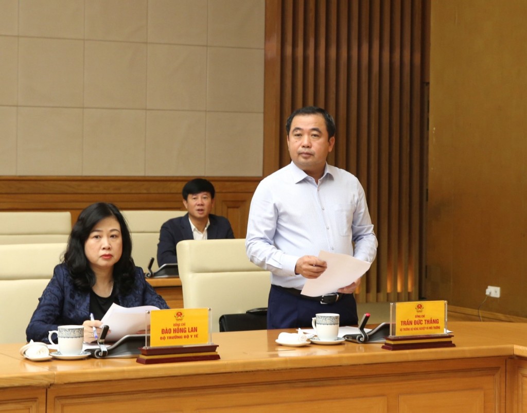 Bộ trưởng Bộ Nông nghiệp và Môi trường Trần Đức Thắng báo cáo về tình hình mưa lũ và thiệt hại - Ảnh: VGP/Nguyễn Hoàng Bộ trưởng Bộ Nông nghiệp và Môi trường Trần Đức Thắng báo cáo về tình hình mưa lũ và thiệt hại - Ảnh: VGP/Nguyễn Hoàng