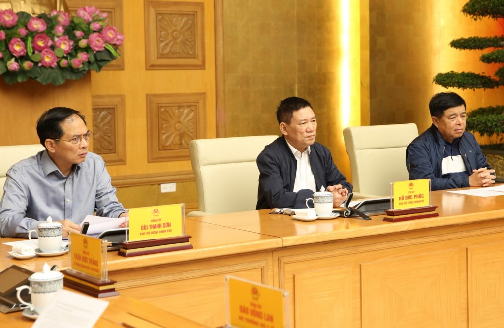 Các Phó Thủ tướng Hồ Đức Phớc, Bùi Thanh Sơn, Nguyễn Chí Dũng tham dự cuộc họp tại điểm cầu trụ sở Chính phủ - Ảnh: VGP/Nguyễn Hoàng Các Phó Thủ tướng Hồ Đức Phớc, Bùi Thanh Sơn, Nguyễn Chí Dũng tham dự cuộc họp tại điểm cầu trụ sở Chính phủ - Ảnh: VGP/Nguyễn Hoàng