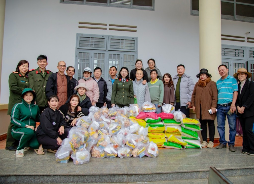 Công an tỉnh Lâm Đồng phối hợp cùng Chùa Tâm Ấn tổ chức chương trình tặng quà, hỗ trợ nhu yếu phẩm cho các hộ dân tại xã D’ran 
