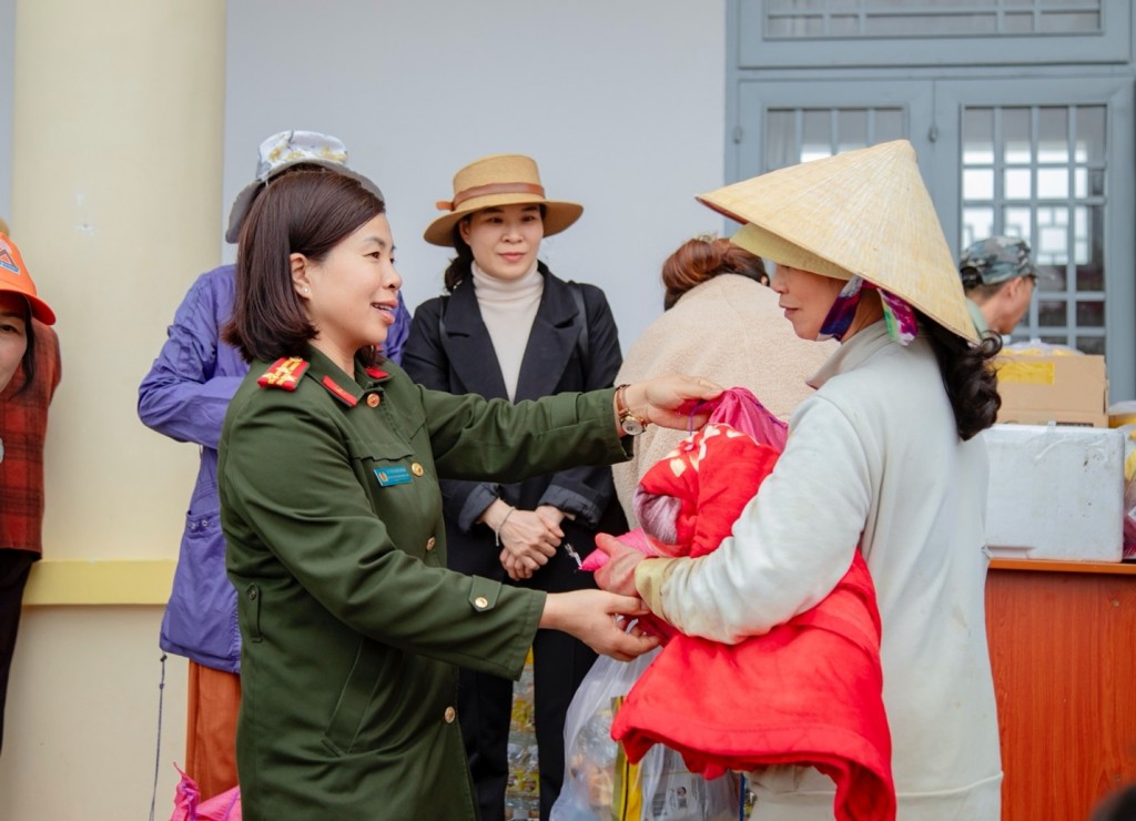 Những phần quà tuy nhỏ nhưng chứa đựng nghĩa tình thể hiện tinh thần “tương thân tương ái”, kịp thời sẻ chia những khó khăn với bà con 