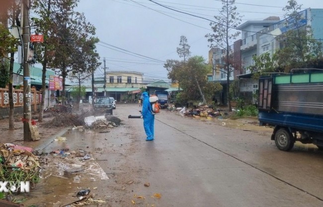 Gia Lai: Khẩn trương xử lý môi trường nơi vùng lũ, không để dịch bệnh phát sinh