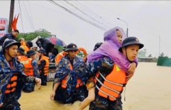 Hơn 2.000 lượt cán bộ, chiến sĩ Hải quân tới vùng lũ giúp dân