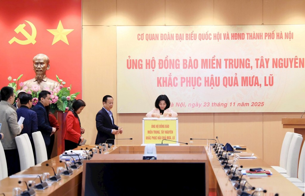 Thường trực HĐND thành phố Hà Nội quyên góp ủng hộ. Ảnh: Quang Thái