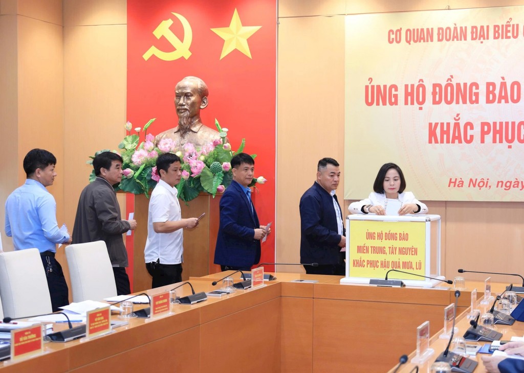 Cán bộ, công chức, người lao động cơ quan Văn phòng Đoàn ĐBQH và HĐND thành phố ủng hộ tối thiểu mỗi người một ngày lương. Ảnh: Quang Thái