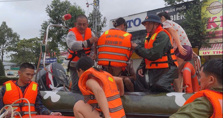 Cán bộ, chiến sĩ Vùng 4 cứu người dân ra khỏi khu vực nguy hiểm đến nơi an toàn