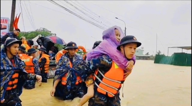 Hơn 2.000 lượt cán bộ, chiến sĩ Hải quân được huy động hỗ trợ di dời người dân khỏi những điểm ngập sâu, nguy hiểm và khắc phục hậu quả do mưa, lũ