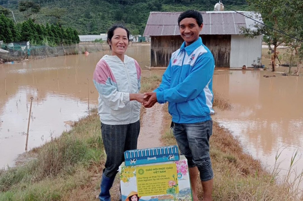 Đoàn xã Hiệp Thạnh (Lâm Đồng) tổ chức tiếp nhận và phân phát trao hỗ trợ trực tiếp tới tận tay người dân bị ảnh hưởng mưa lũ 