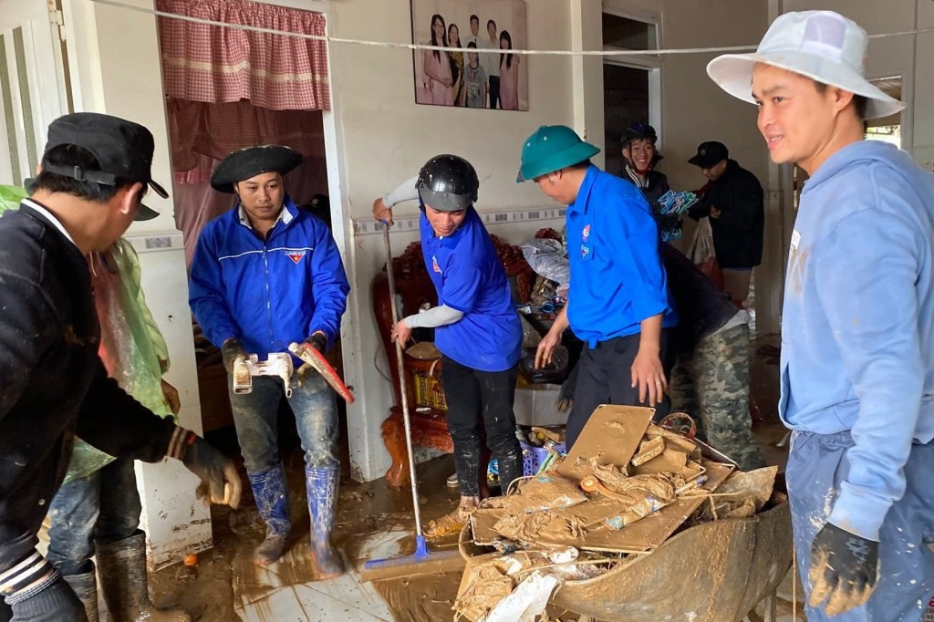 Đoàn viên, thanh niên xã D’Ran dọn bùn đất sau lũ tại thôn Đường Mới (Ảnh CA)