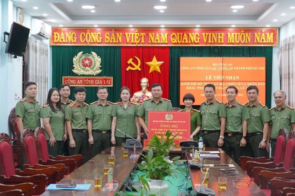 Đoàn công tác của Công an TP. Hà Nội thăm hỏi, động viên và trao kinh phí hỗ trợ lực lượng Công an và Nhân dân tỉnh Gia Lai đang chịu ảnh hưởng của đợt mưa lũ kéo dài Đoàn công tác của Công an TP. Hà Nội thăm hỏi, động viên và trao kinh phí hỗ trợ lực lượng Công an và Nhân dân tỉnh Gia Lai đang chịu ảnh hưởng của đợt mưa lũ kéo dài
