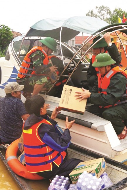 chung tay ung ho dong bao mien trung tay nguyen khac phuc hau qua mua lu