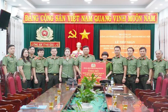 Đoàn công tác của Công an TP Hà Nội thăm hỏi, động viên và trao kinh phí hỗ trợ lực lượng Công an và Nhân dân tỉnh Gia Lai đang chịu ảnh hưởng của đợt mưa lũ kéo dài