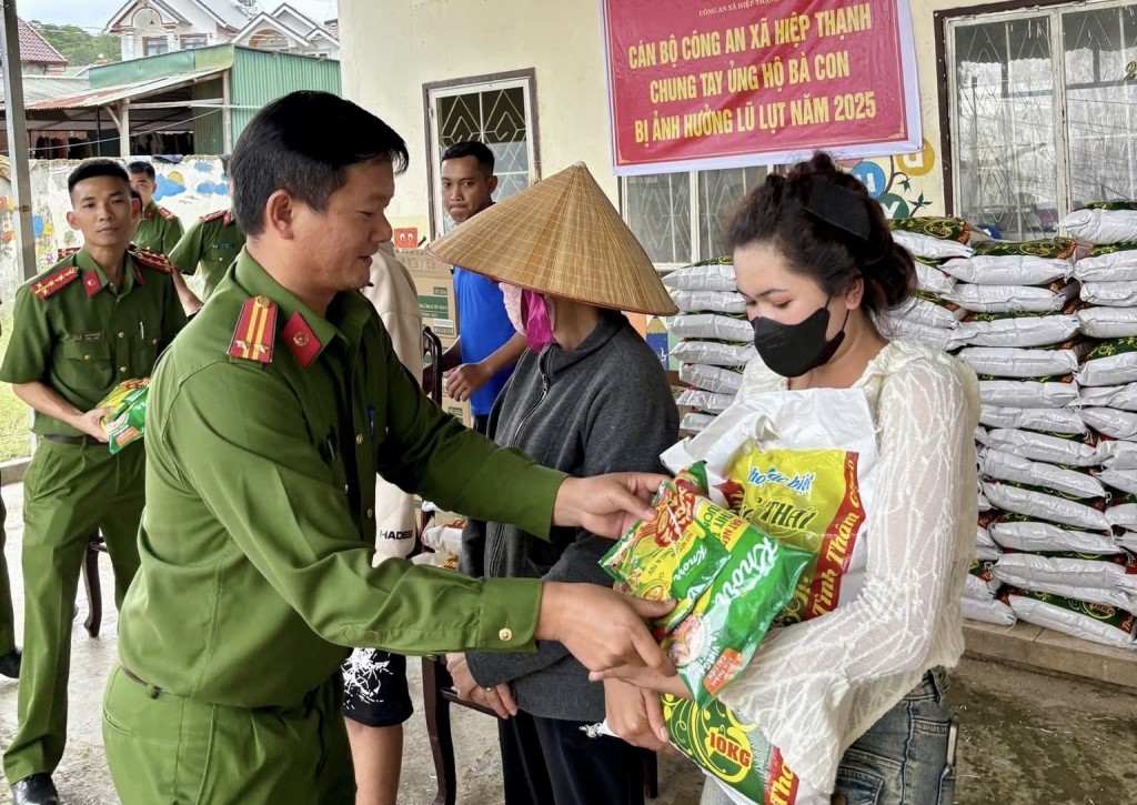 Theo Công an xã Hiệp Thạnh, mỗi sự đóng góp dù ít hay nhiều đều là nguồn động viên quý báu giúp bà con vượt qua khó khăn