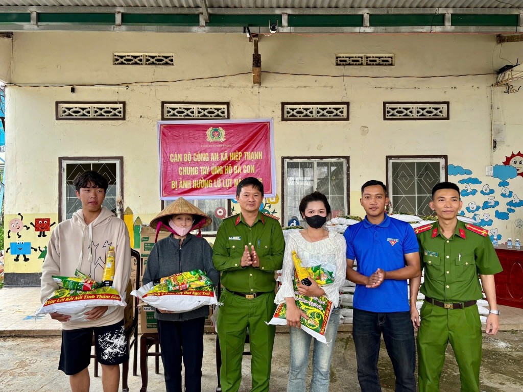 Công an xã Hiệp Thạnh đã tiếp tục tổ chức tặng quà cho người dân 2 thôn bị thiệt hại nặng nề do lũ lụt 