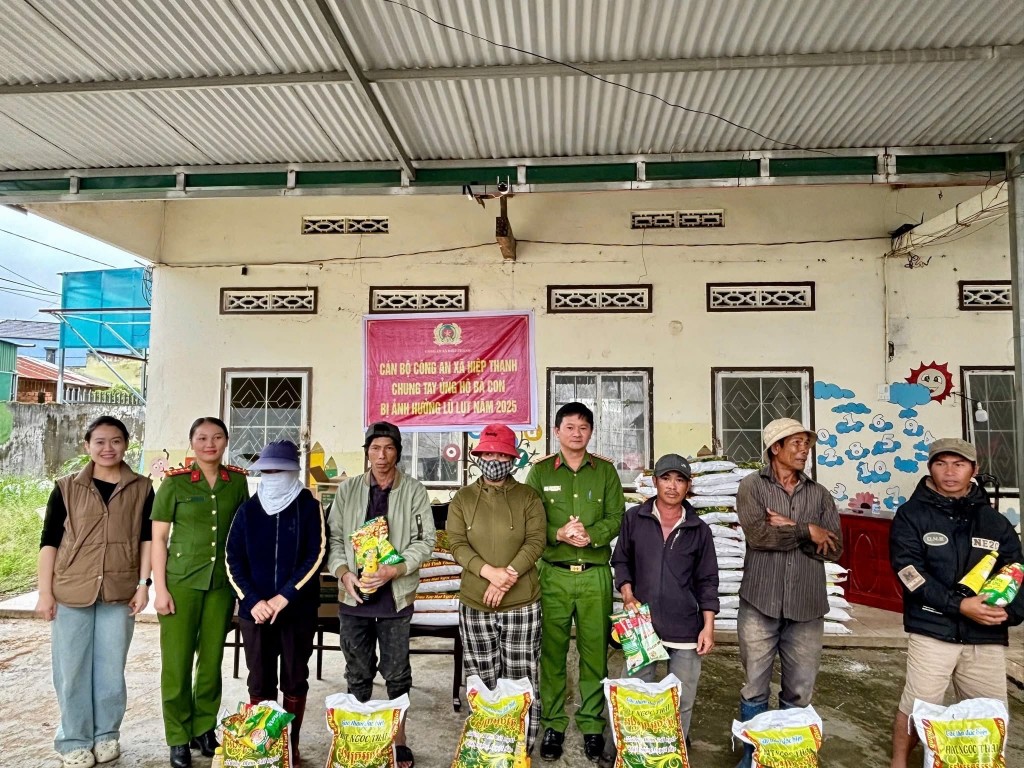 Công an xã Hiệp Thạnh đã vận động, kêu gọi từ mạnh thường quân được 2 tấn gạo và hàng trăm kg các loại thực thẩm, gia vị 